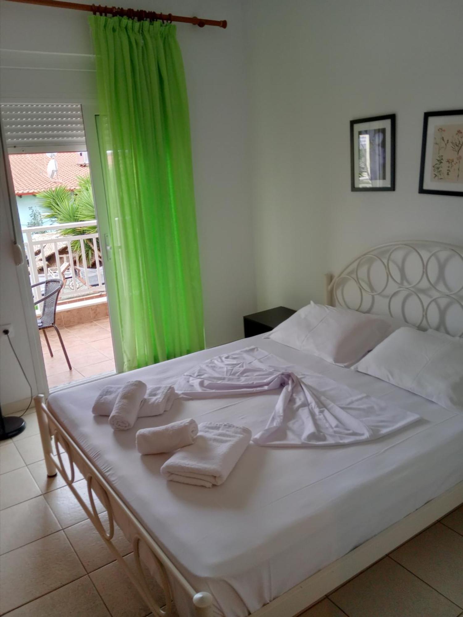 Irida Apartments Nea Skioni Eksteriør billede